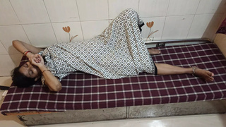 Desi Dewar Ne Bhabhi Ko Massage Kar Ke Bahane Pela