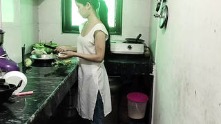 Malik ne muze paise dekar hotel me jabar dasti pela
