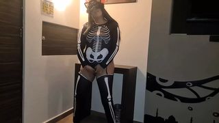 teen fucks a stranger at Halloween party without condom