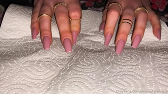 Long Fingernails Tapping and Scrachting