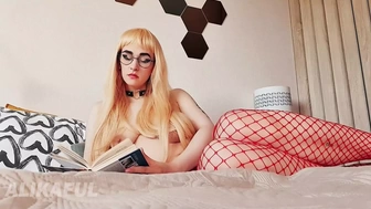 Sexy blondie bored and uses her toys to treat her ass and pussy in one time!