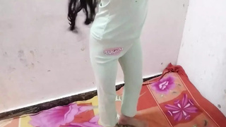 School girl ko uniform badalte bathroom me dekh liya
